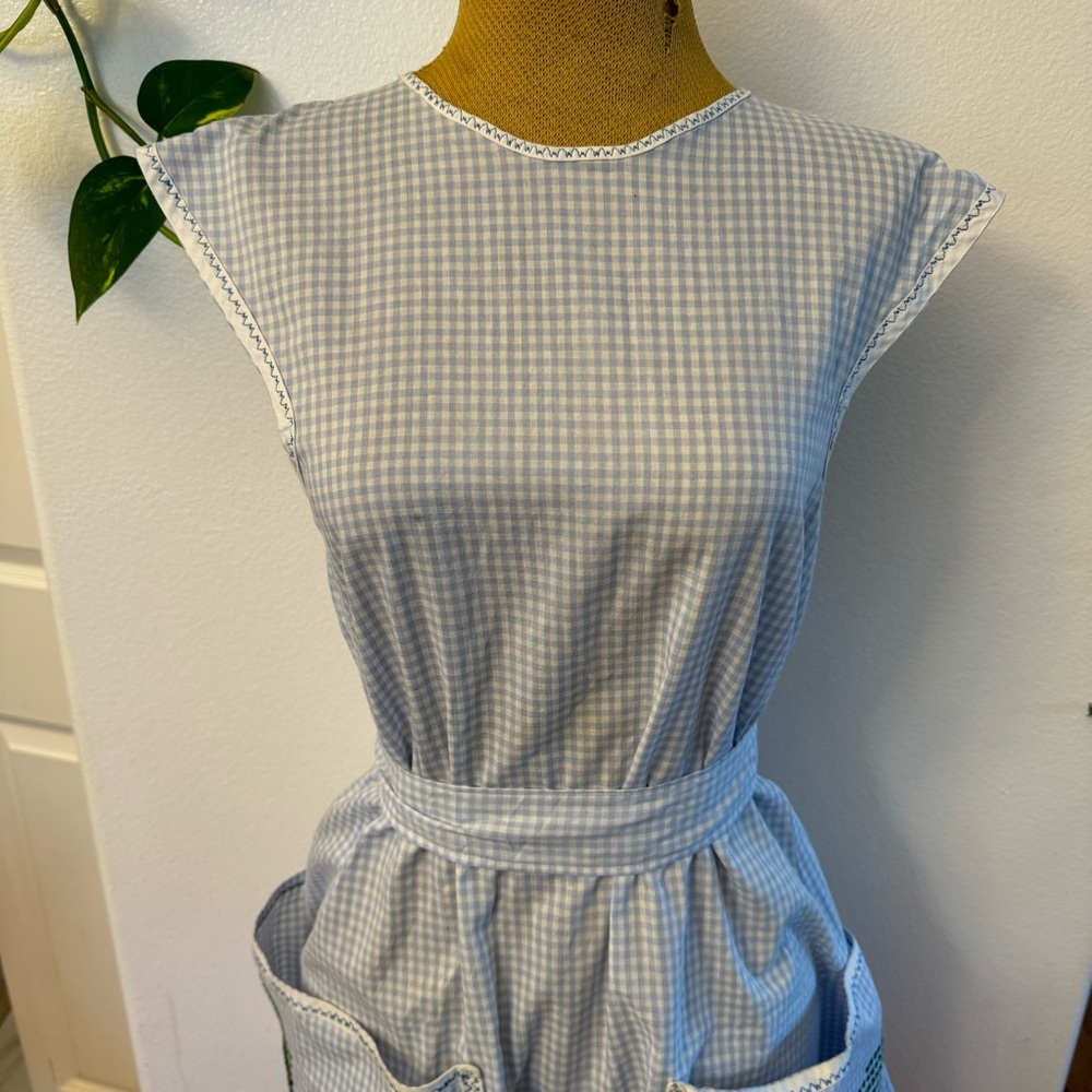 Vintage Gingham Apron with Apple Embroidery - Picture 3 of 10